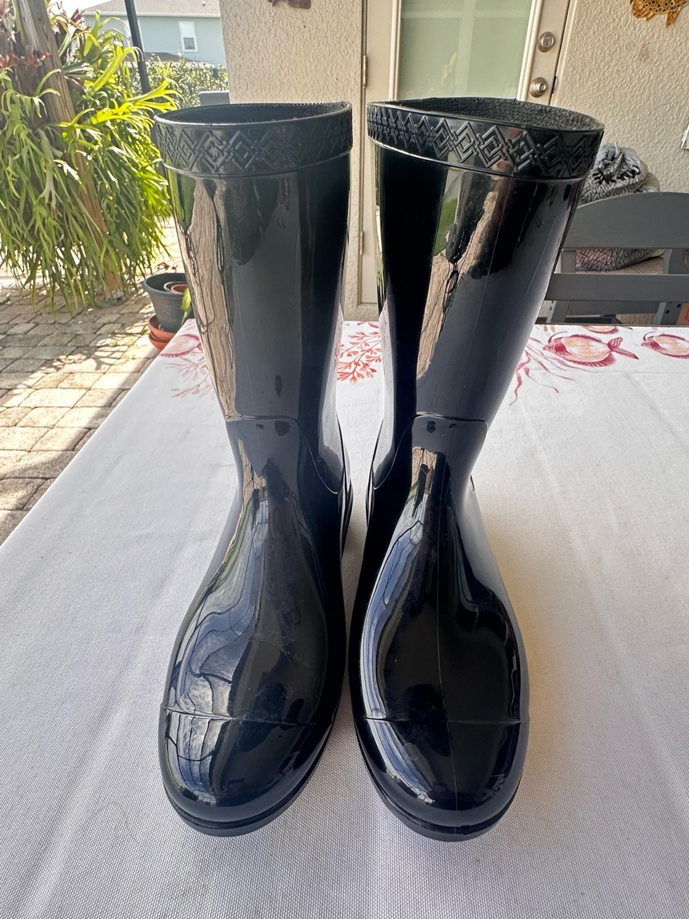 UGG Classic Women's Glossy Black Rain Boots SIZE 6